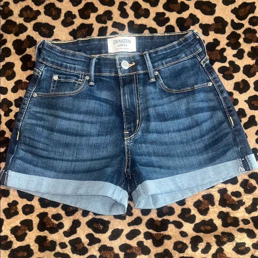 Levi's Denizen juniors high-rise dark wash cuffed shorts size 2 (26)